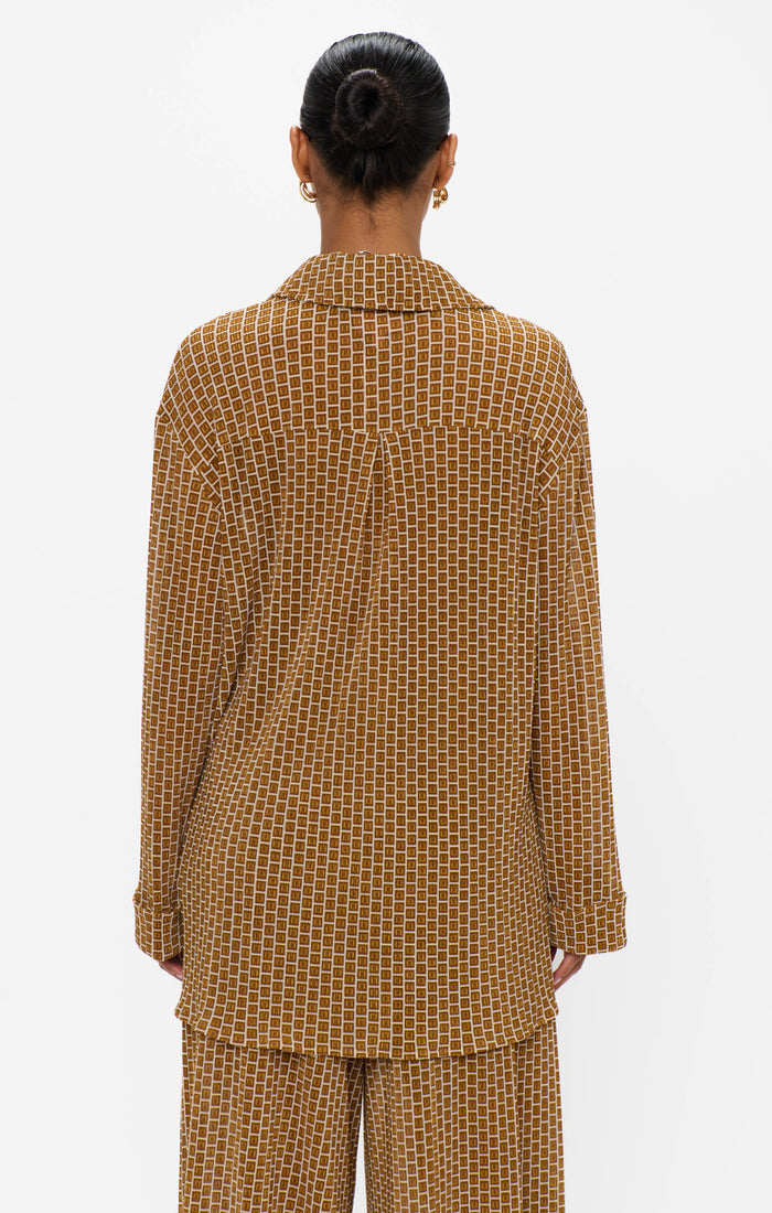 badge_model-wears-size-s