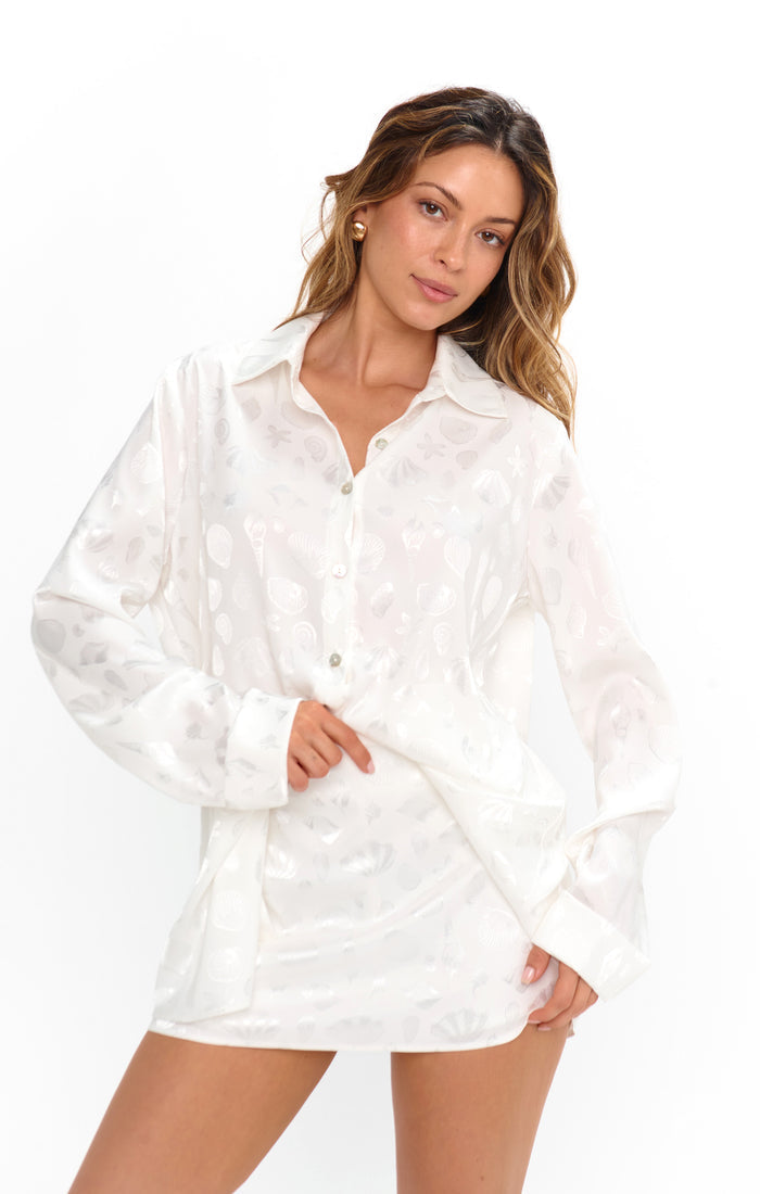 badge_model-wears-size-s